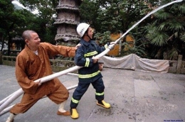 Lama boudhiste pompier lance incendie drôle